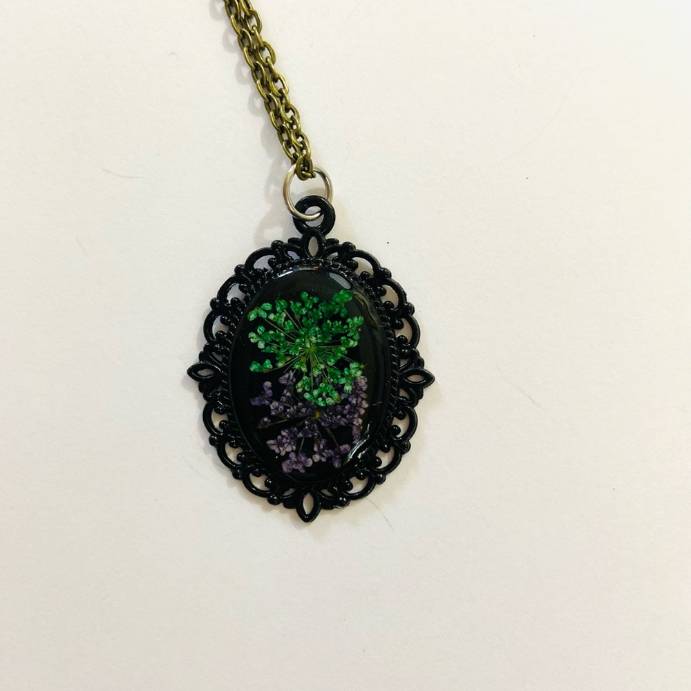 Purple and green starburst flowers necklace